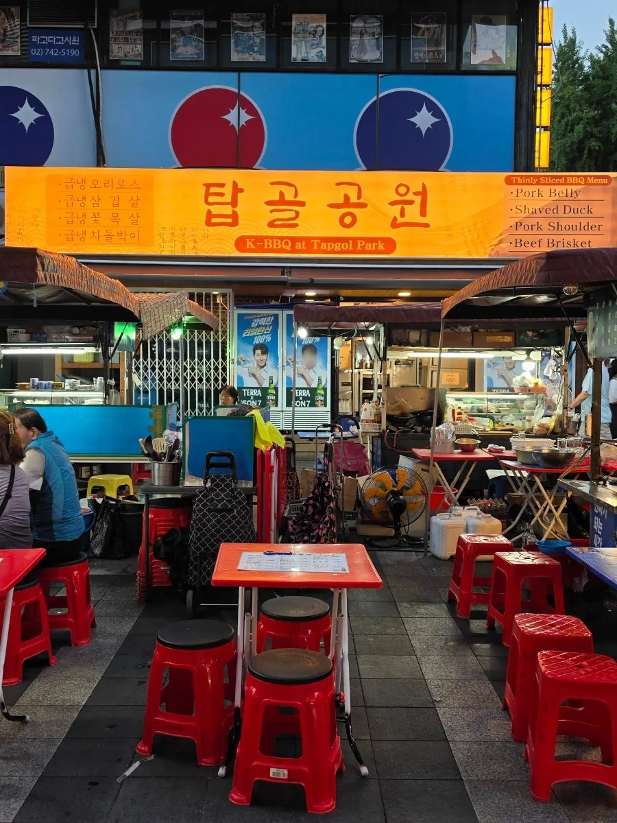 店门前并排经营的野场巷子