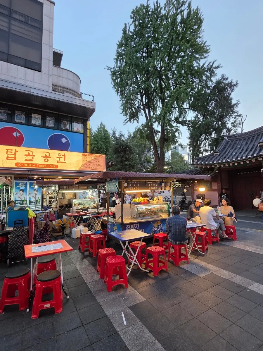 热闹的钟路野场巷子夜景