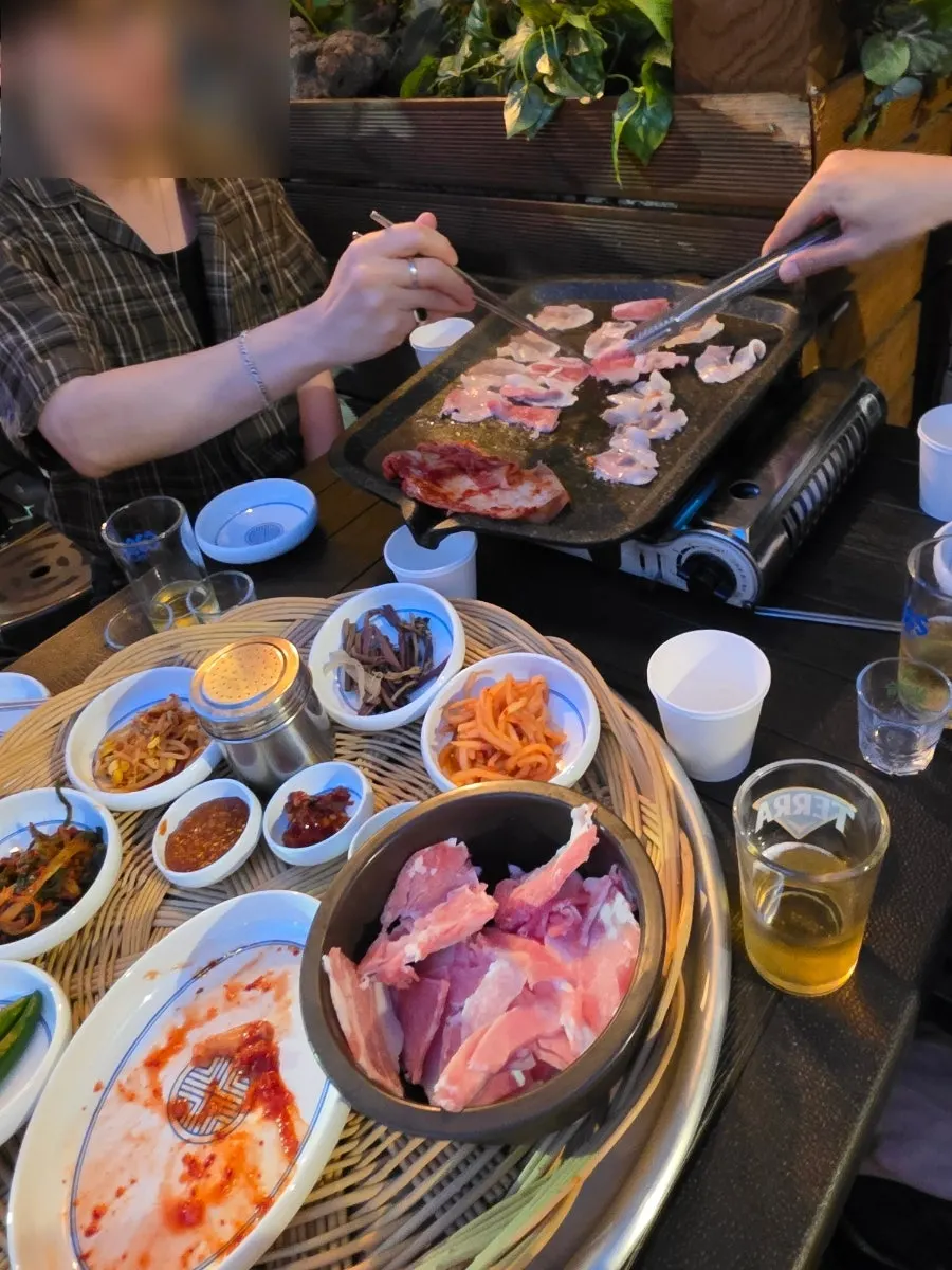 烤好的五花肉与自助区生菜包菜
