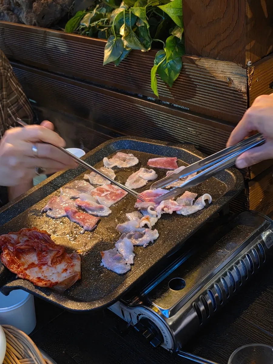 野场收尾时的五花肉烤盘