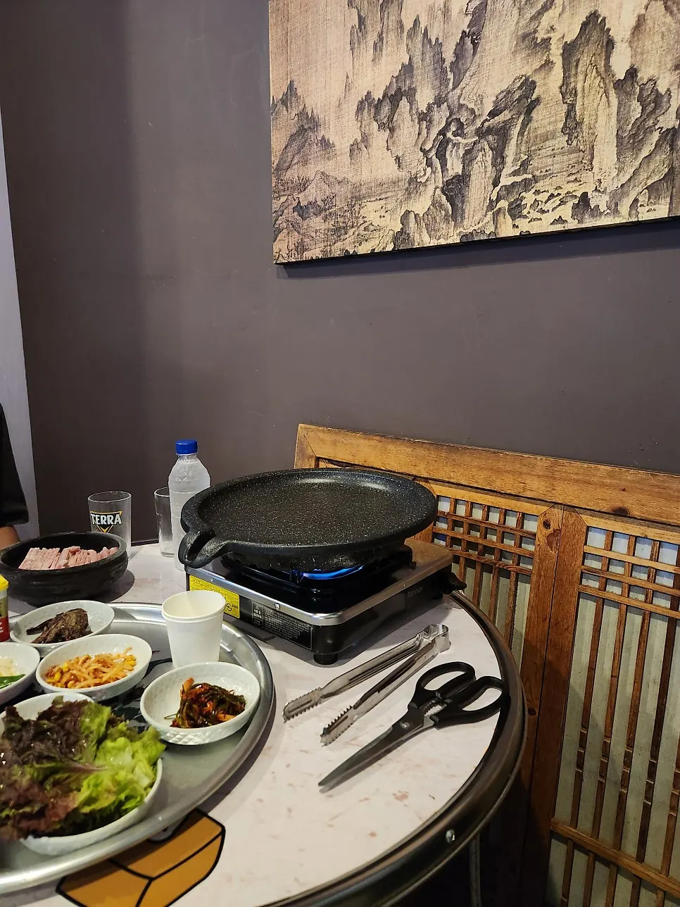 Interior atmosphere of Chowon with every table full