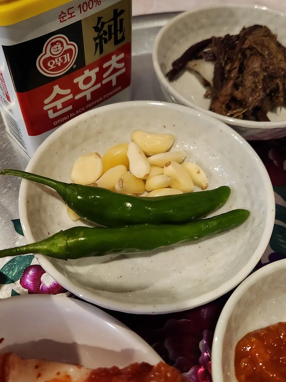 Garlic, cheongyang chili, and pepper set on the table