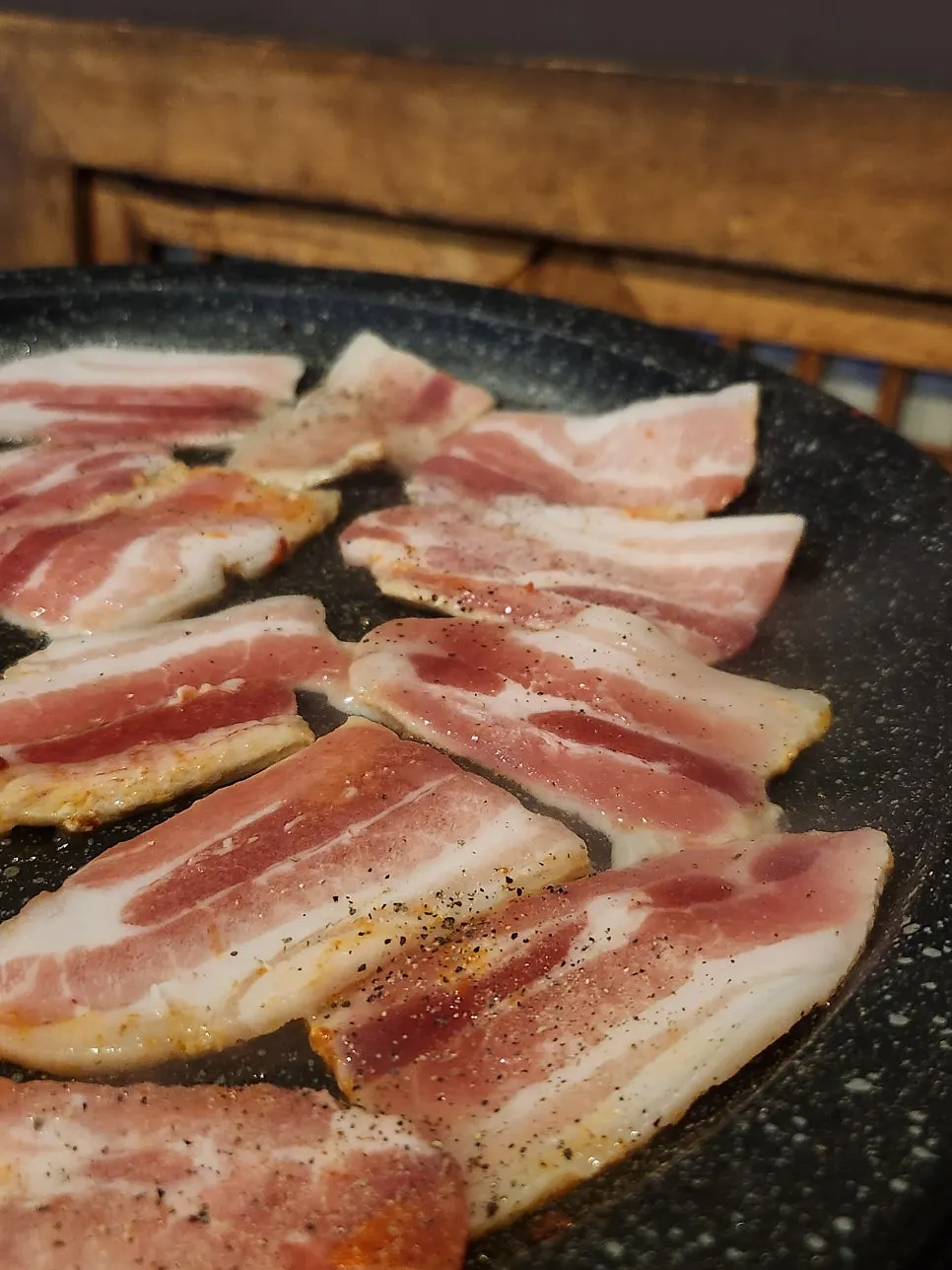 Grilled pork belly sprinkled with pepper