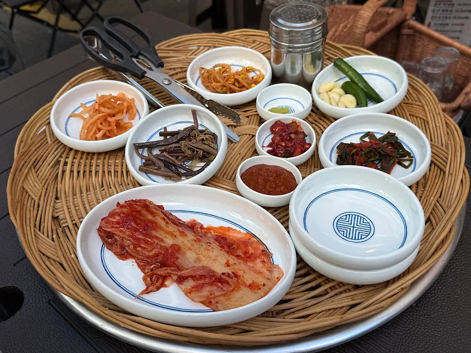 원형 쟁반에 담긴 밑반찬