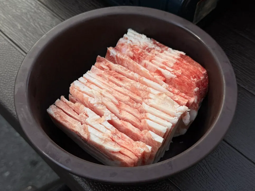 볼에 담겨 나온 냉동삼겹살