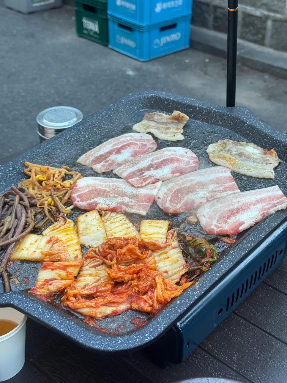 불판 위 콩나물 고사리 김치와 고기