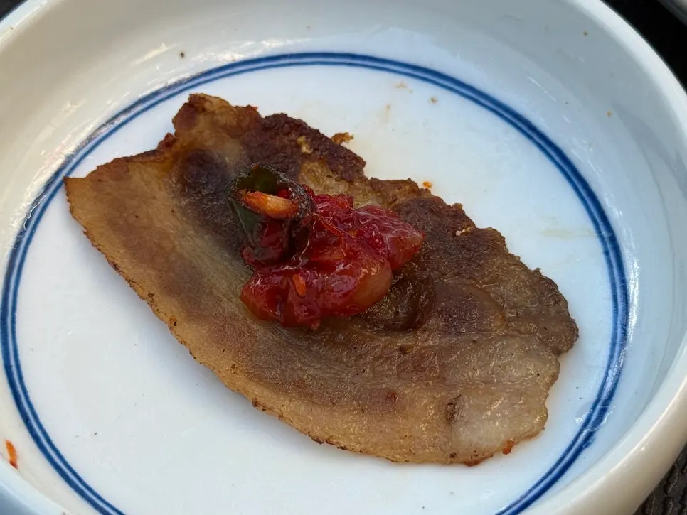 상추에 올린 냉삼 한 쌈