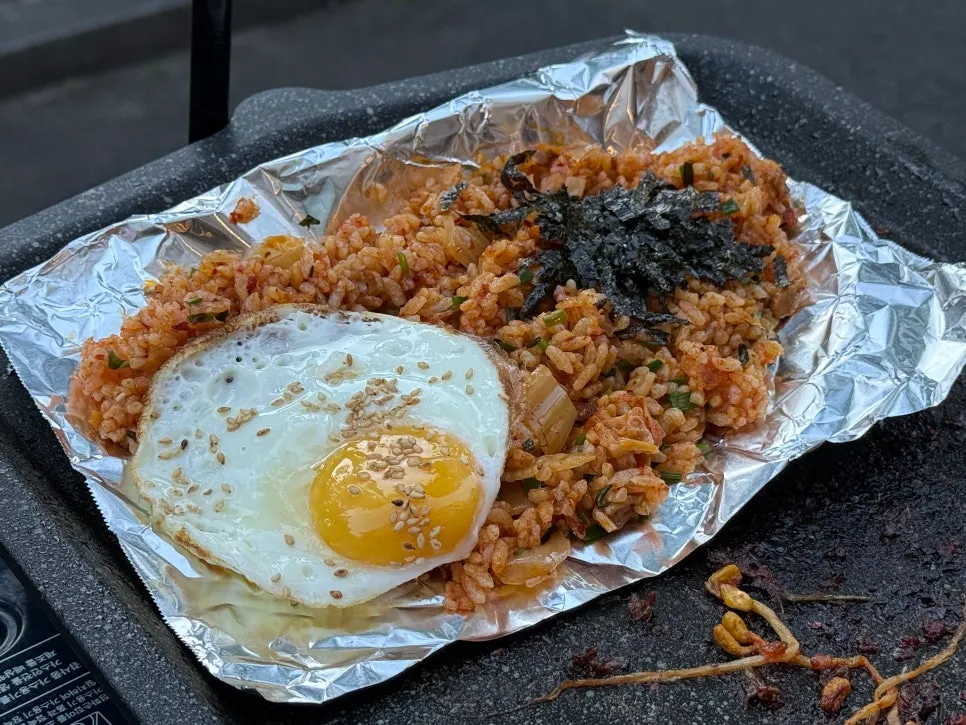 반숙 계란 후라이 올린 볶음밥