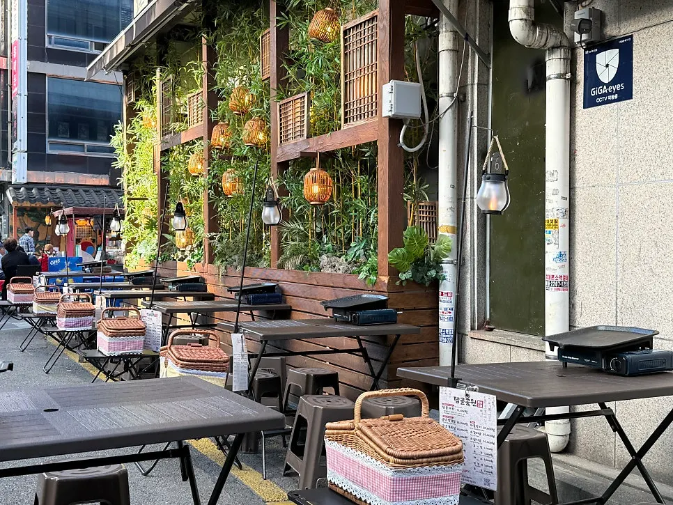 돌담 옆에 펼쳐진 야외 좌석