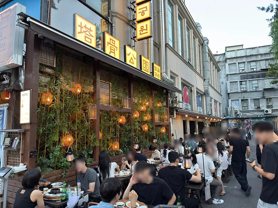 손님으로 채워진 야외 테이블