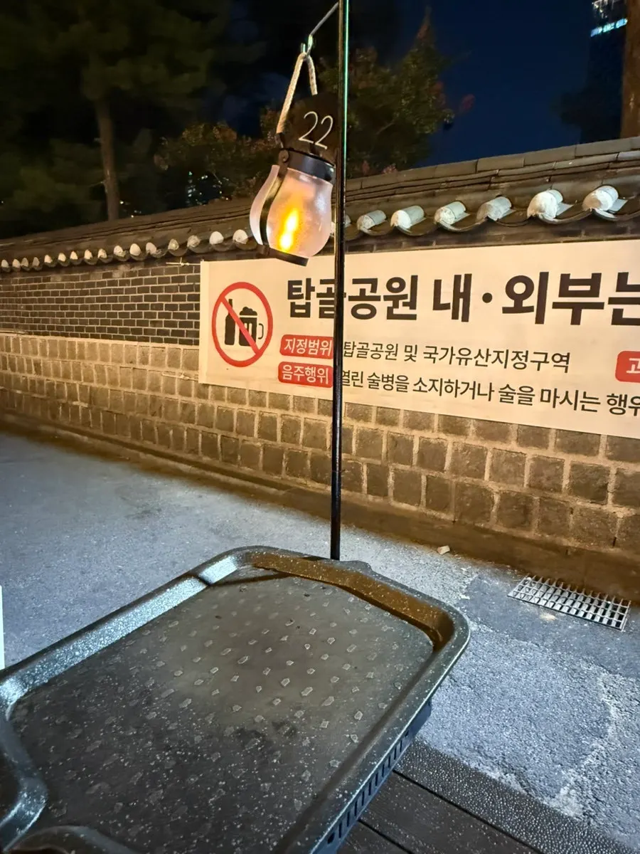 해질녘 돌담뷰 야외 테이블 자리