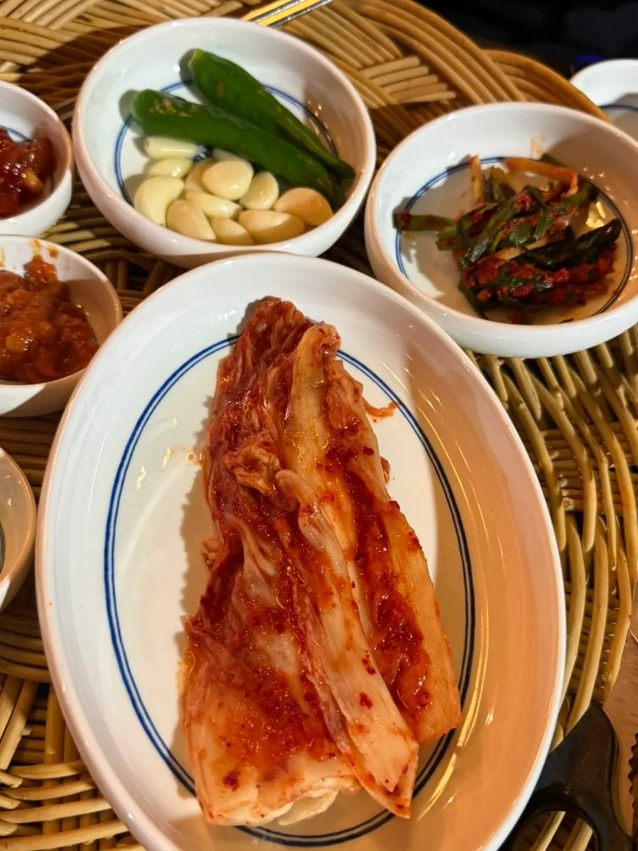 테이블 조명이 켜진 빨간 야장 테이블