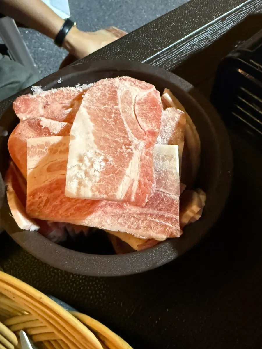 조명 아래 불판이 놓인 야장 자리