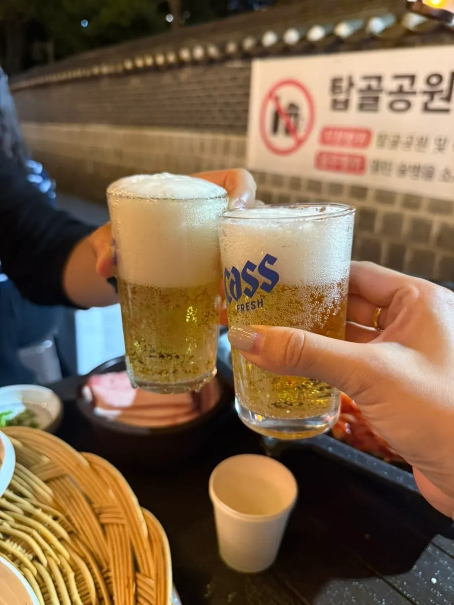 냉삼 한 점에 구운 고사리를 올린 모습