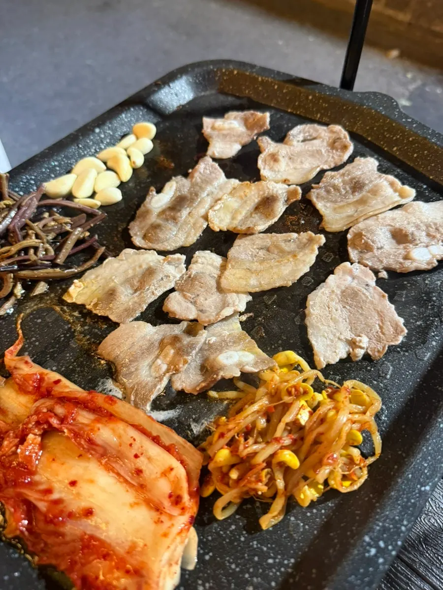 셀프바에서 가져온 김치와 콩나물 반찬