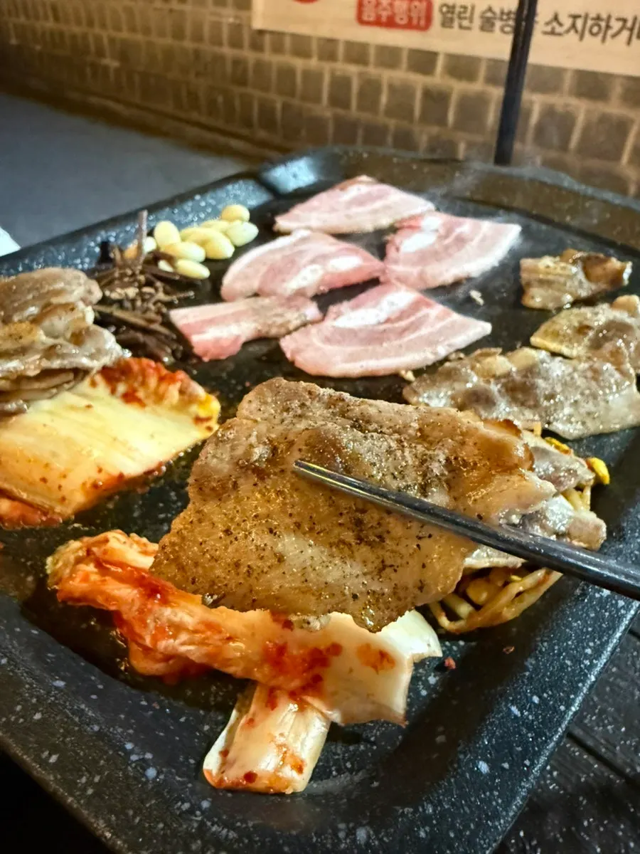 사람이 가득 찬 탑골공원 야장 야외석