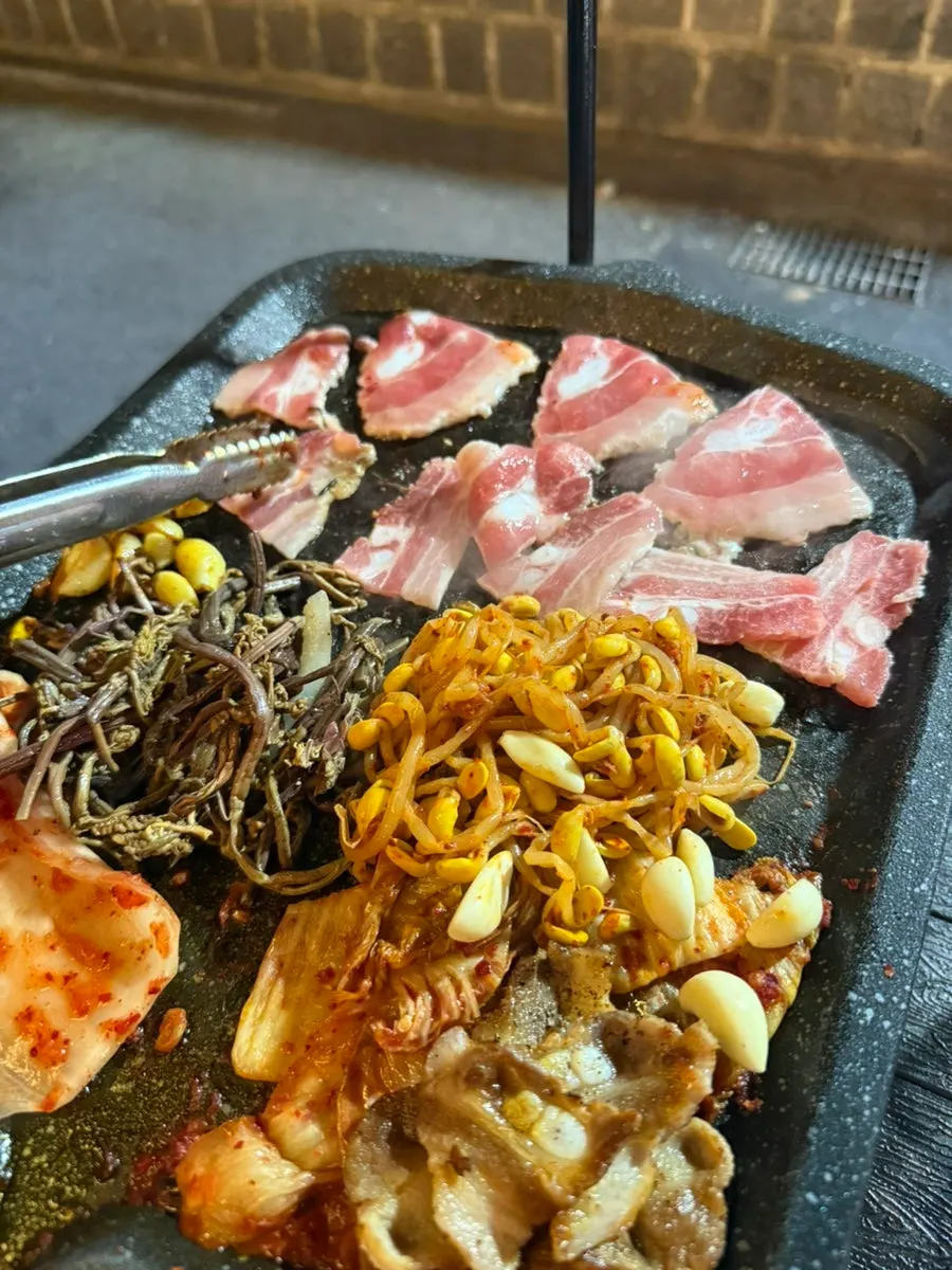 돌담뷰를 배경으로 한 냉삼과 맥주
