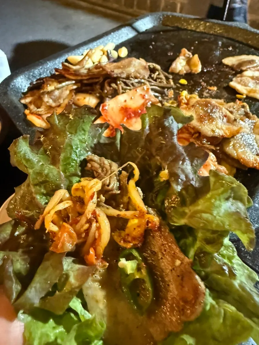 조명 켜진 밤의 탑골공원 종로3가점 테이블