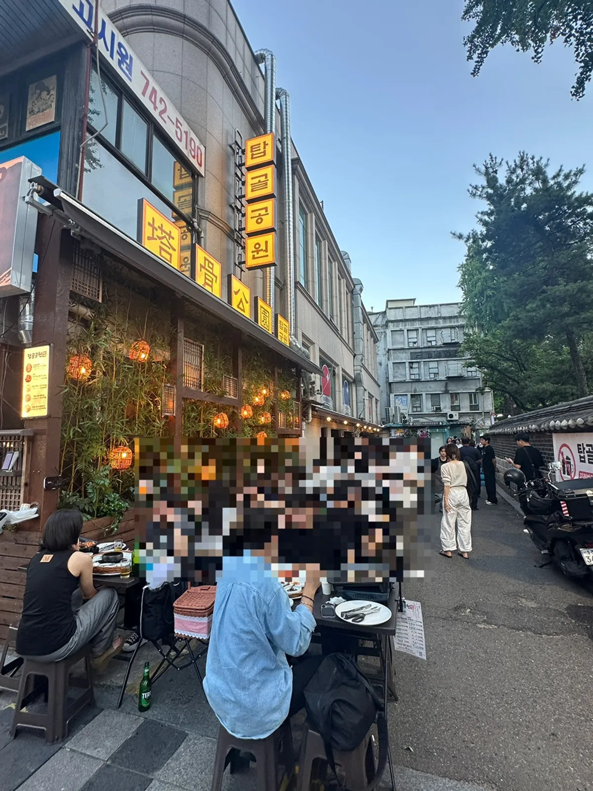 Outdoor table dining atmosphere in the Tapgol Park alley in Jongno