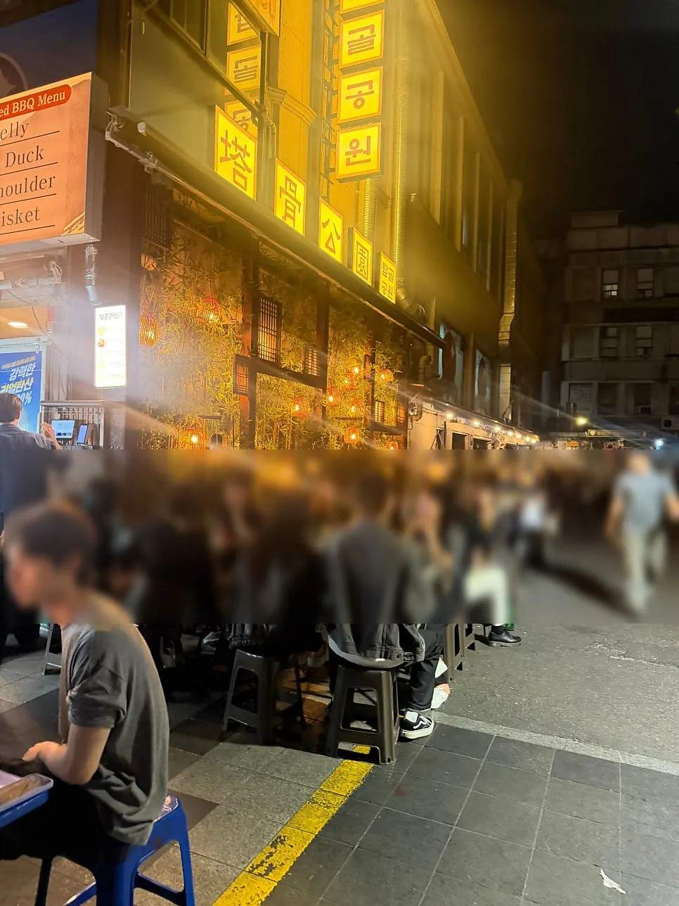 Weekend evening waiting line outside Tapgol Gongwon Jongno 3-ga Branch