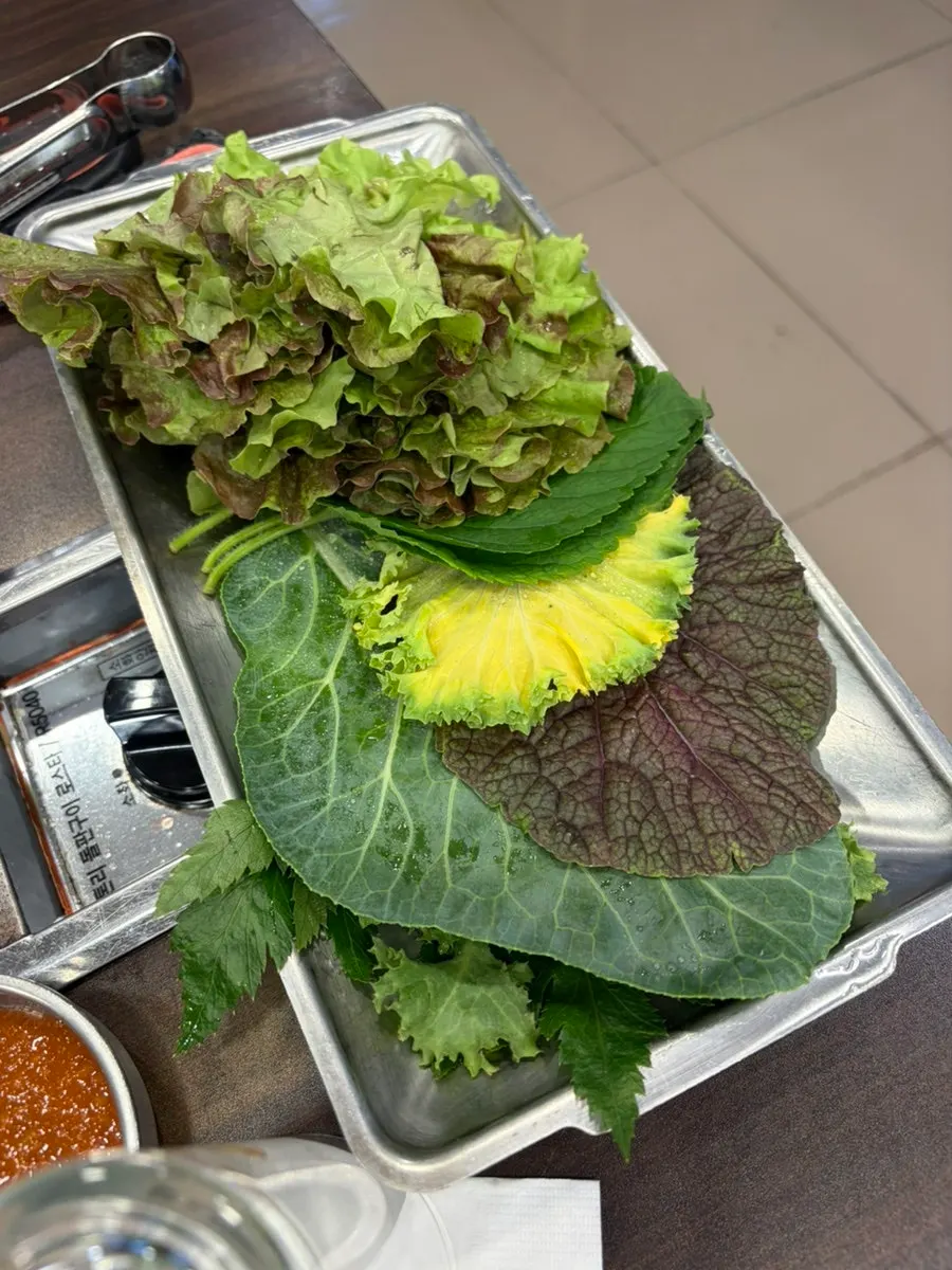 시민식당 매장 벽면과 좌석
