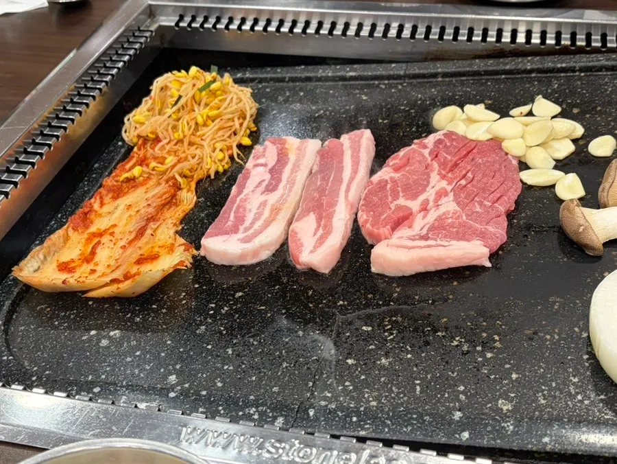 천연 돌판 위 두툼한 삼겹살