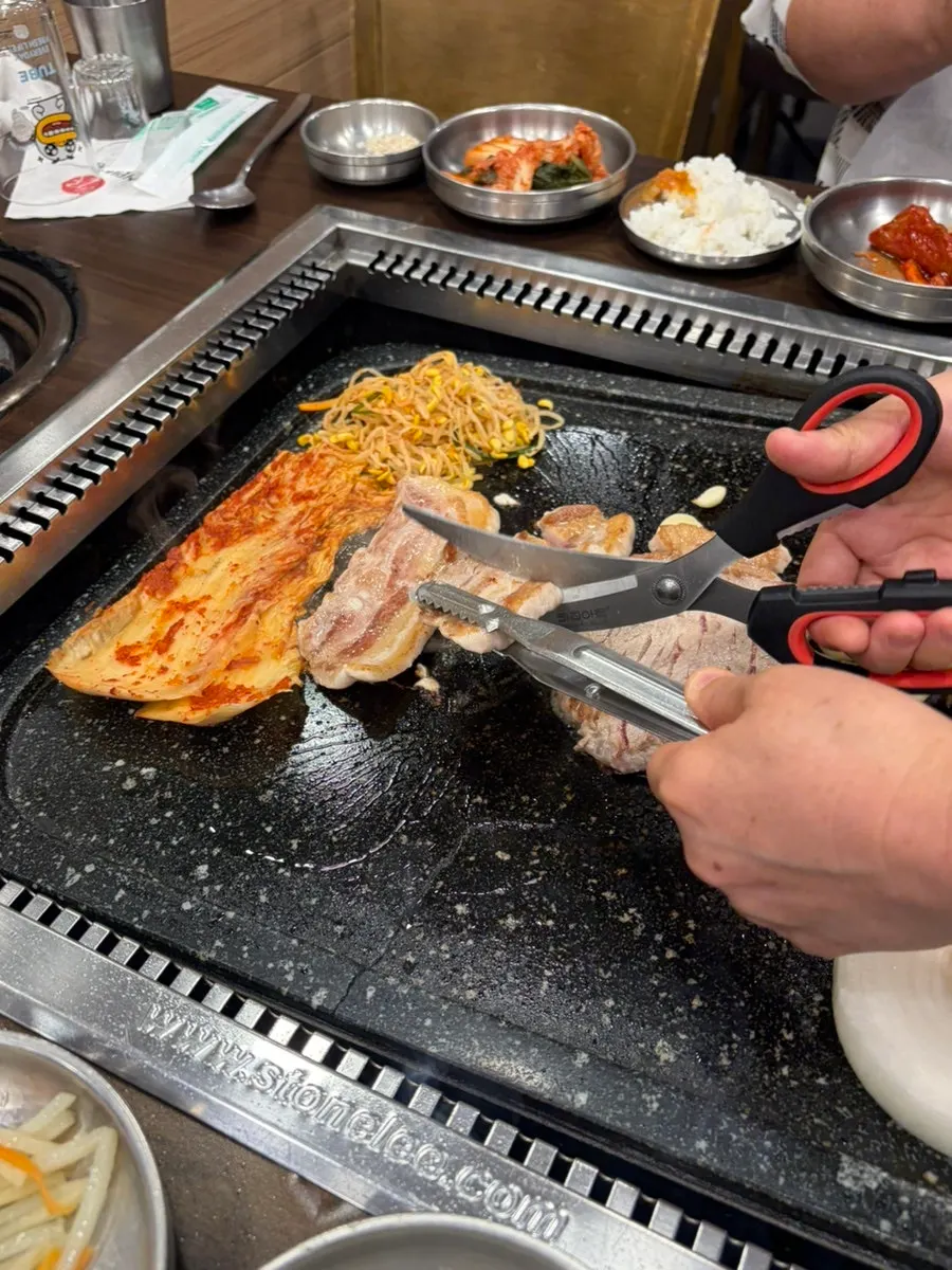 고기와 함께 주문한 냉면 한 그릇