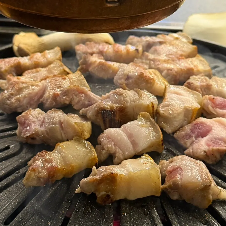 O-gyeopsal being prepared by a staff member