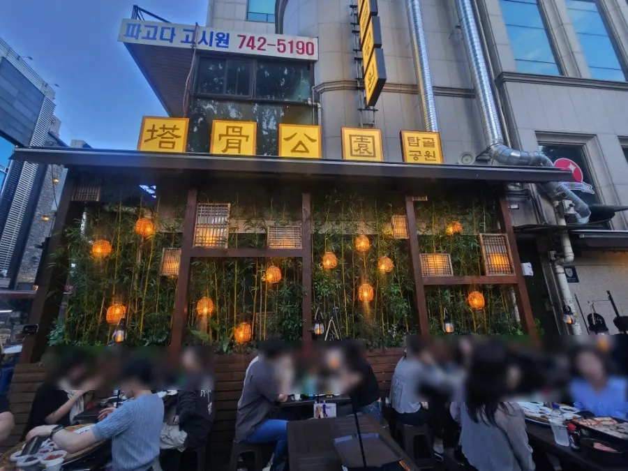 Fully booked outdoor tables on a weekday evening at 6pm