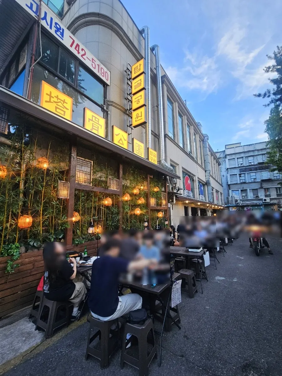 The outdoor BBQ alley while waiting