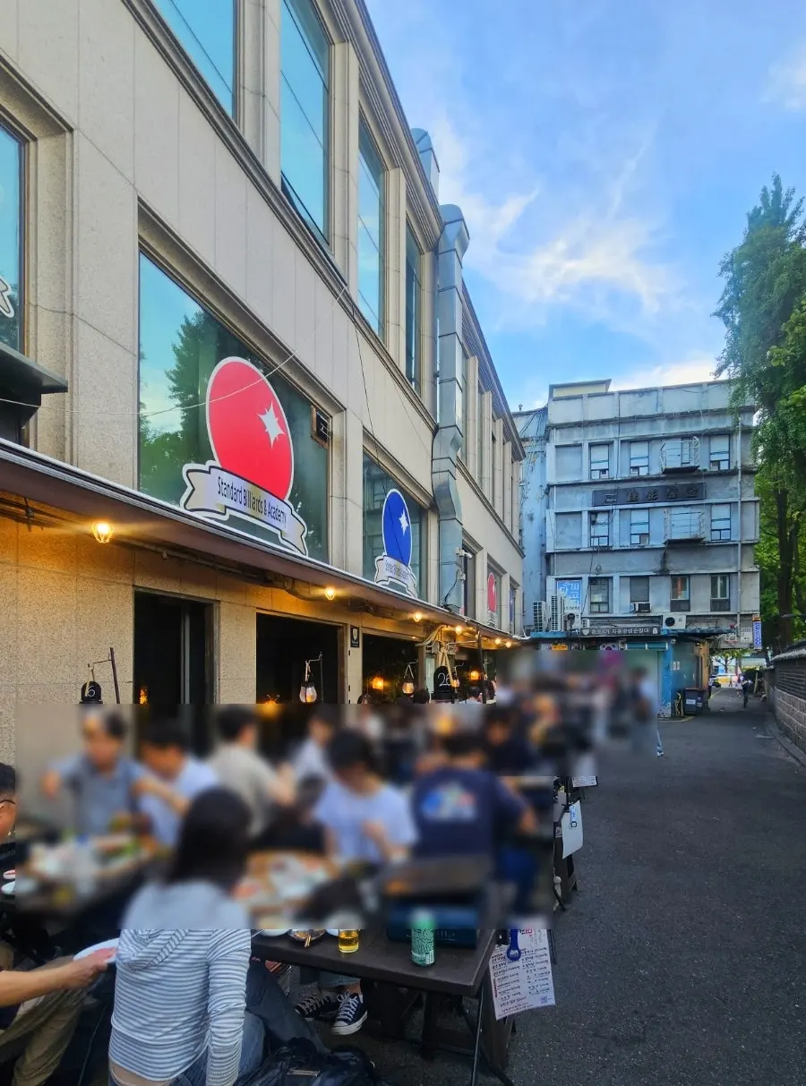 Outdoor BBQ atmosphere next to the wall