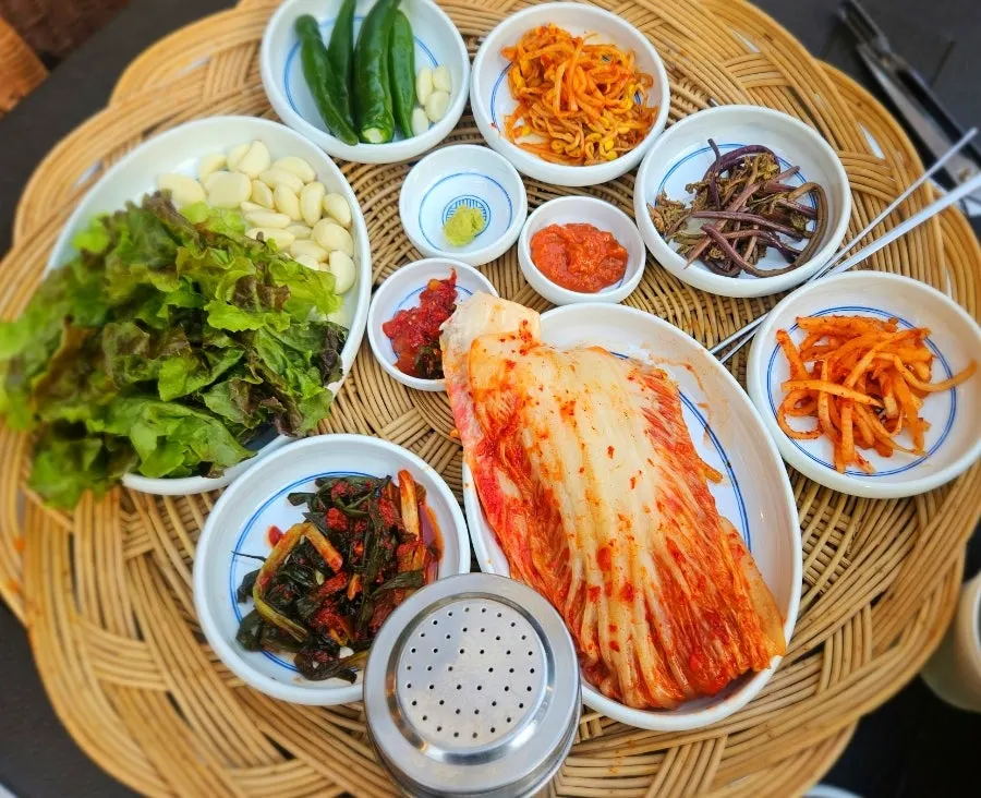 Table setting and side dishes at the frozen pork belly restaurant