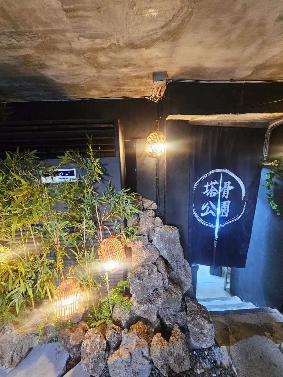 Lettuce and side dishes at the self-bar