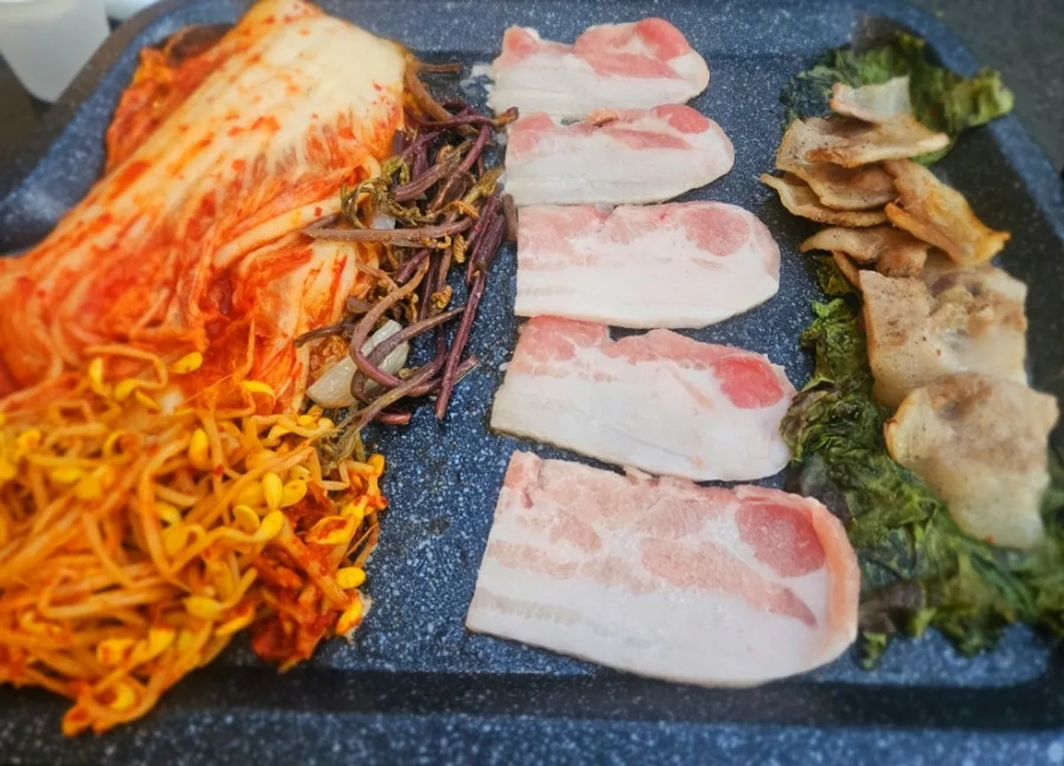 Cooked meat kept warm on a bed of lettuce