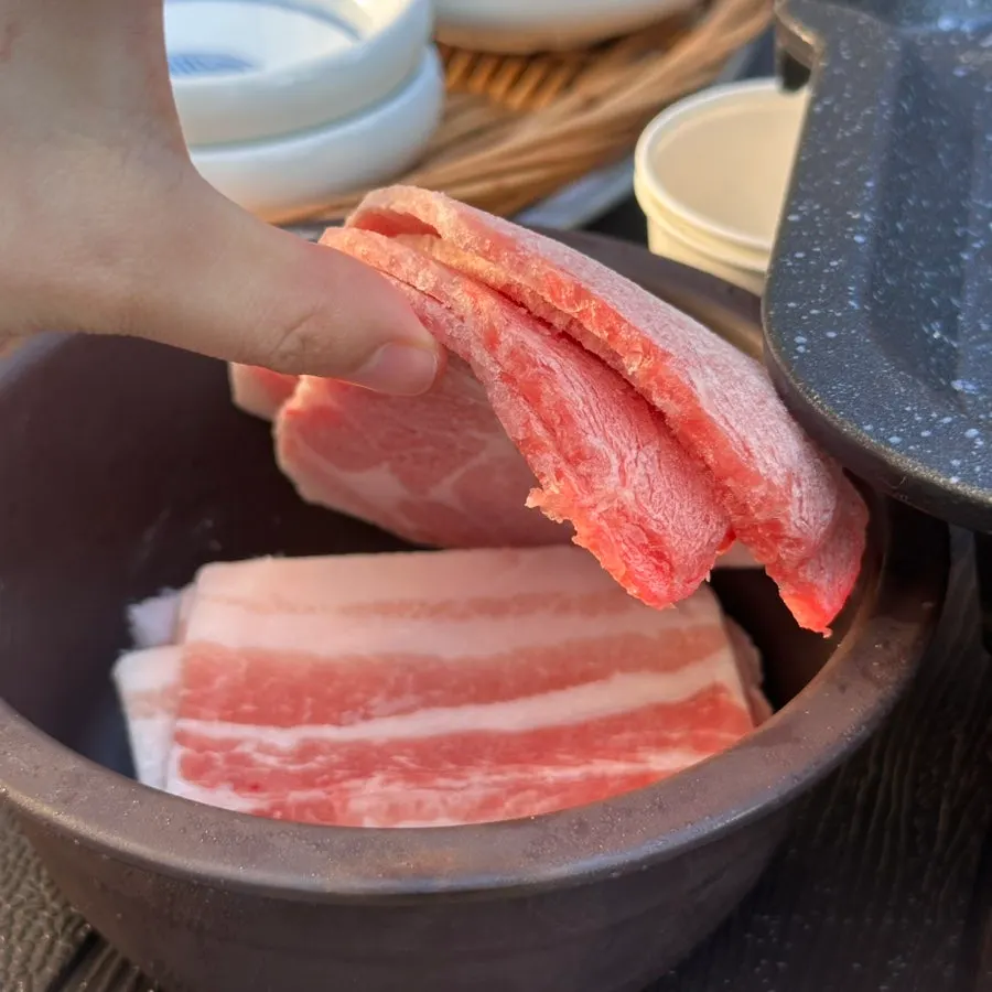 Thinly sliced pork neck, one serving