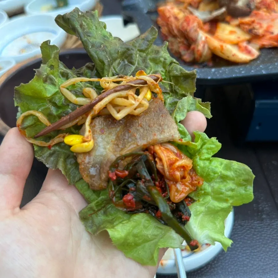 Grill with fully cooked meat and kimchi