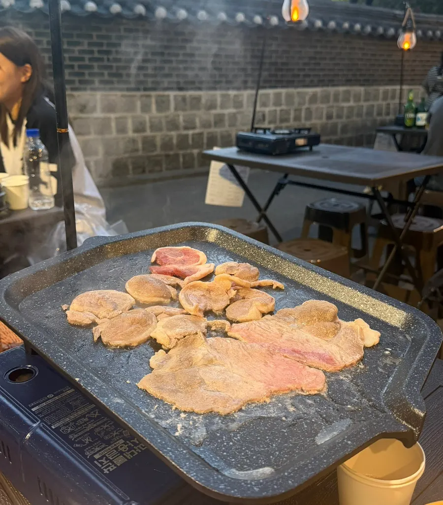 Tapgol Gongwon Jongno 3-ga Branch outdoor dining area under lights