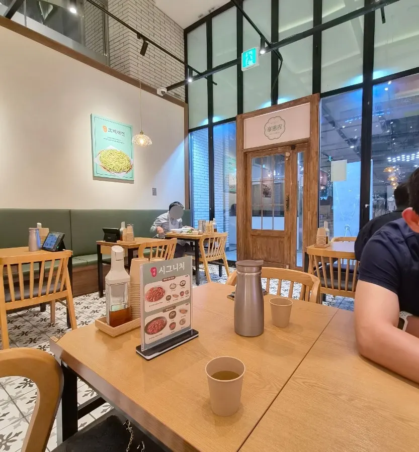 오전 11시 30분 한산한 봉혜자네주방 종로타워점 내부