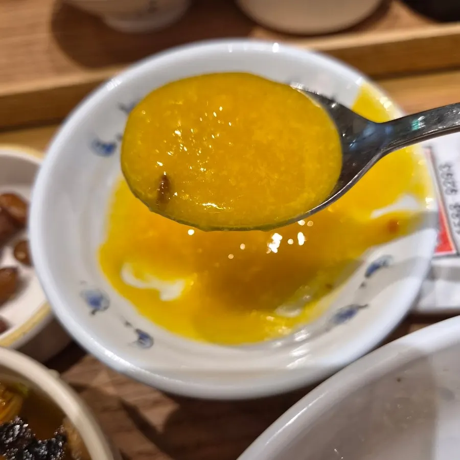 조미김과 반찬이 놓인 테이블
