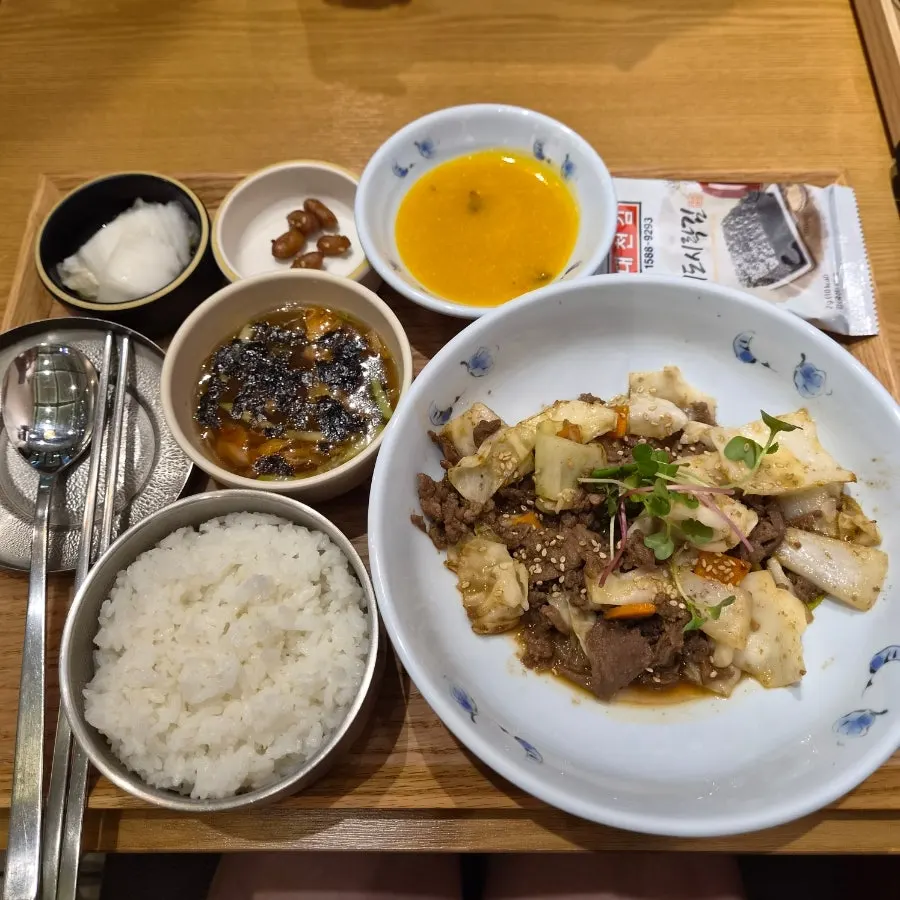 밥과 기본찬이 함께 나온 정식 구성