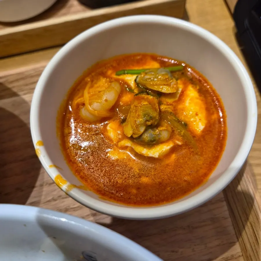 뚝배기에 담긴 얼큰해물순두부