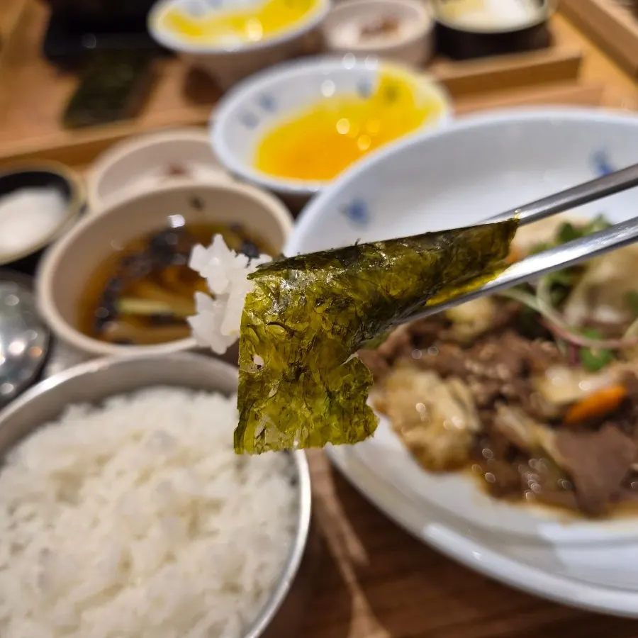 걸쭉하고 진한 순두부 국물을 뜬 숟가락