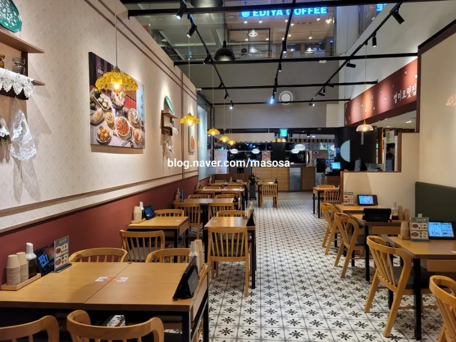 Interior tables at Bonghyejane Jubang Jongno Tower branch