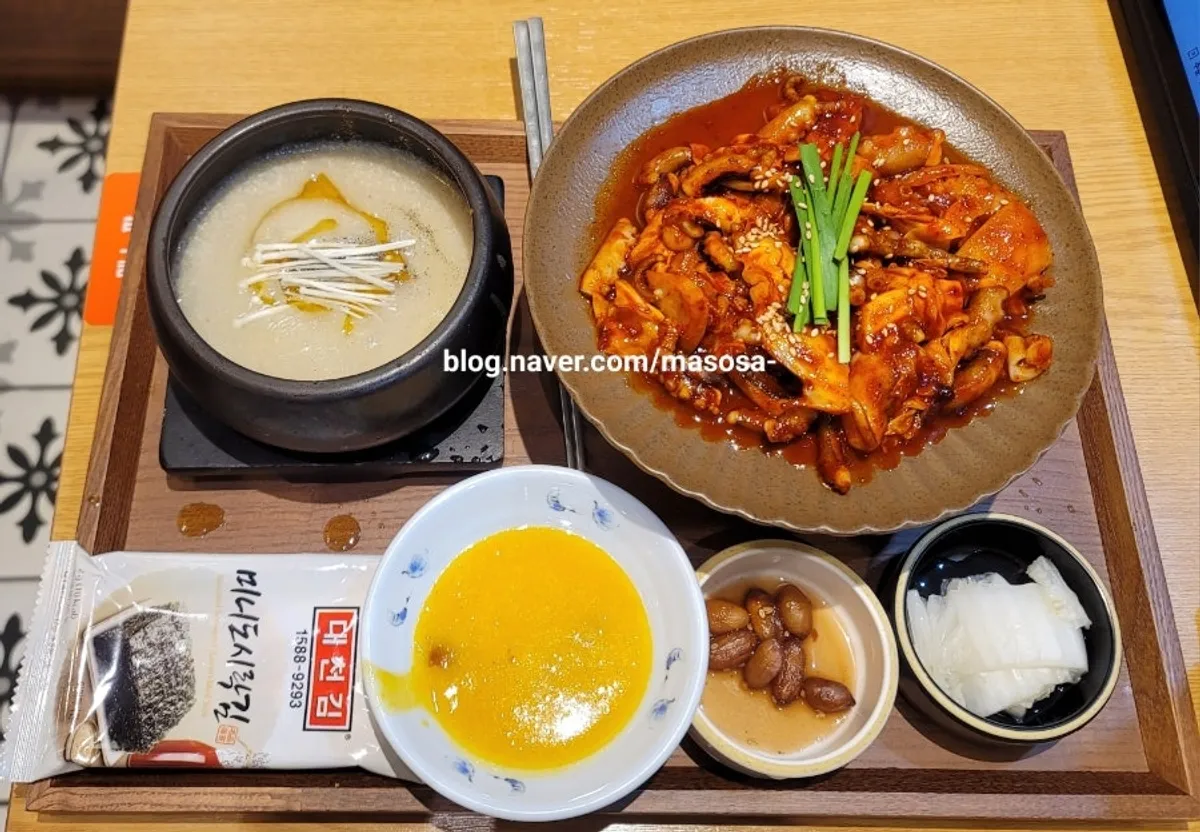 The full spread of Bonghyejane's octopus stir-fry set