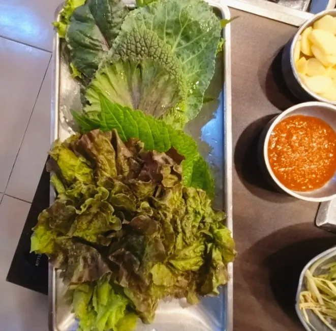 접시에 담겨 나온 와규 등심 마블링