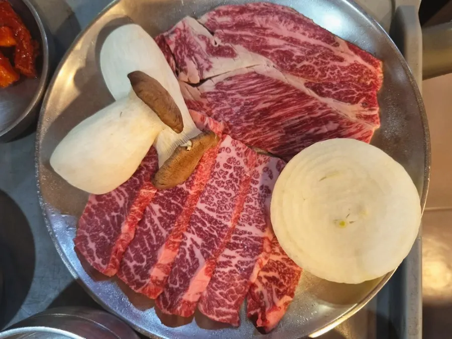 기본찬과 소스가 함께 차려진 와규 등심 상차림