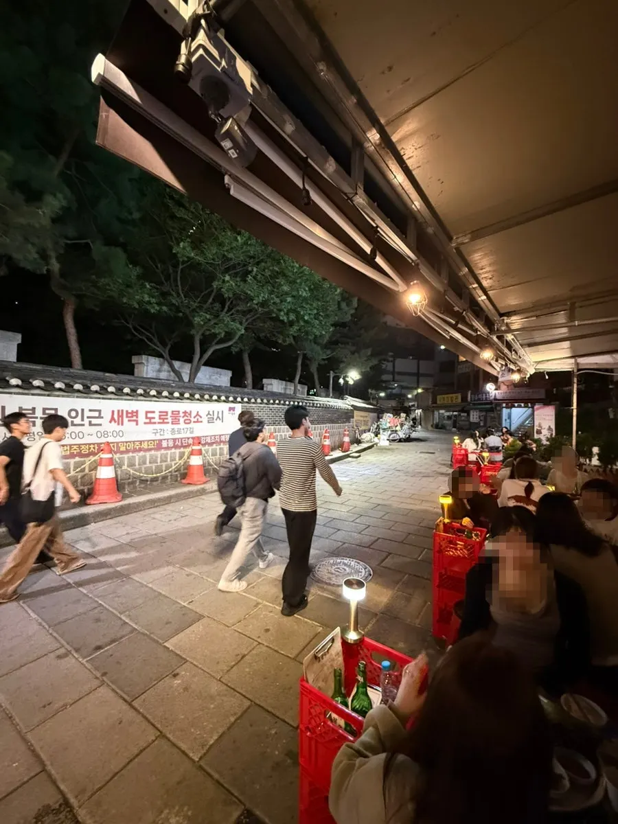 Evening scene of the Jongno 3-ga outdoor dining alley