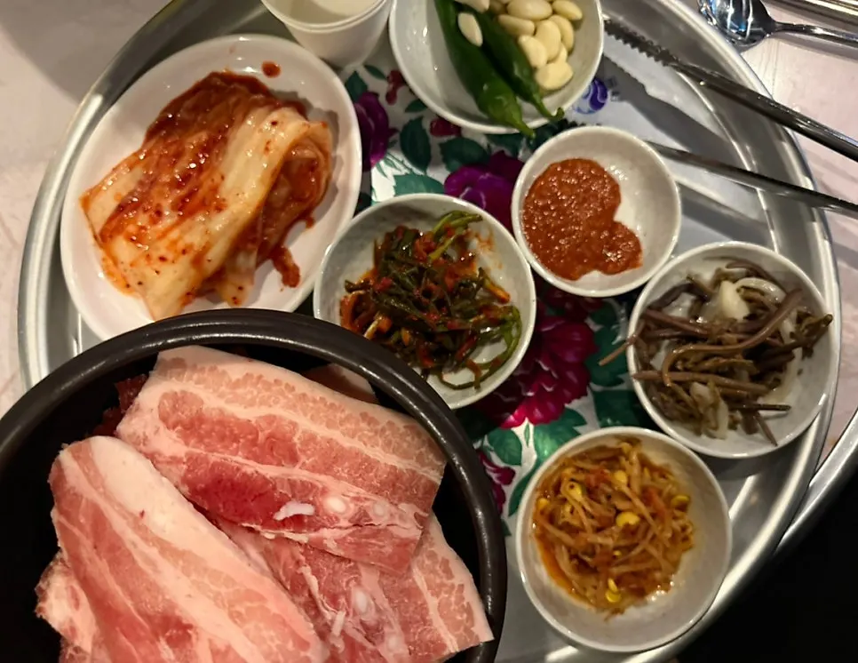 Quick-frozen pork belly on a wide griddle