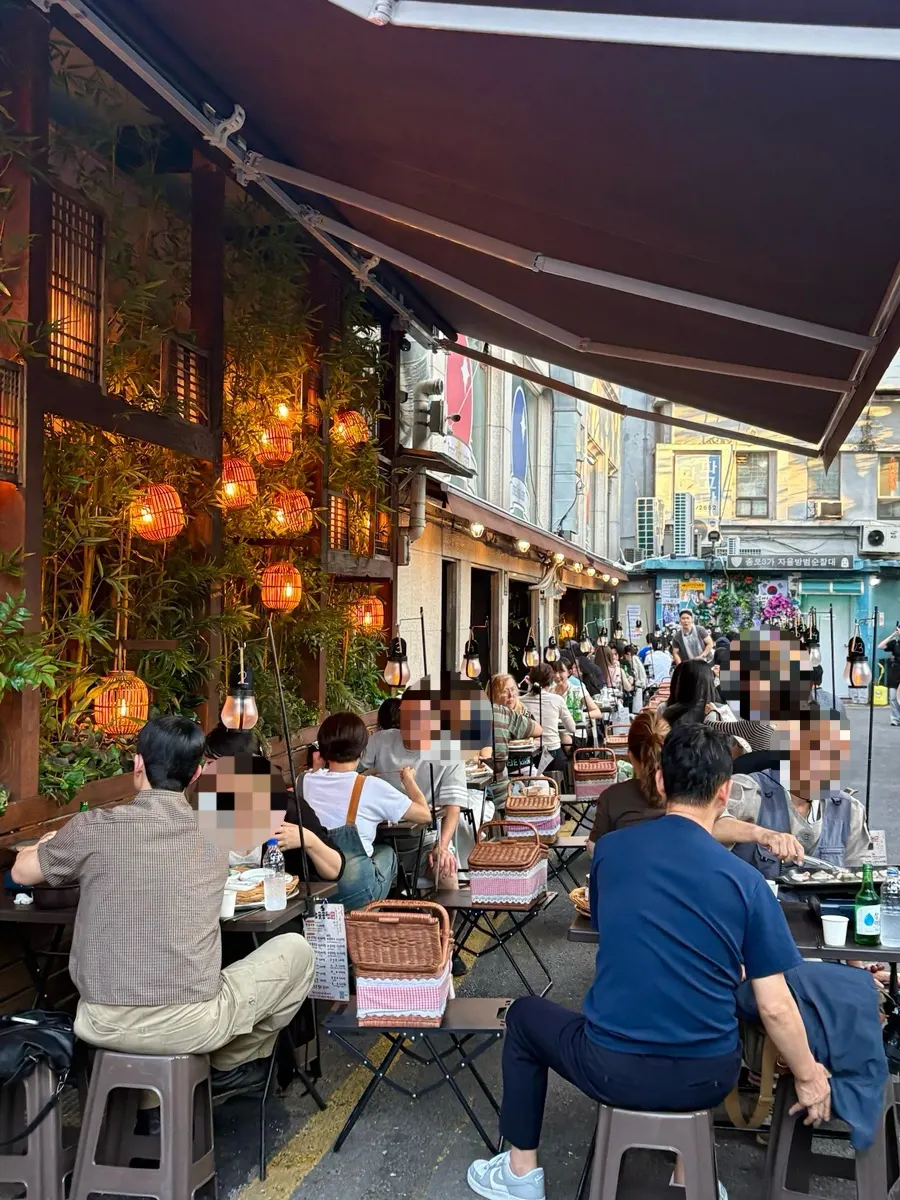Entrance and outdoor seating at Tapgol Gongwon in Jongno 3-ga