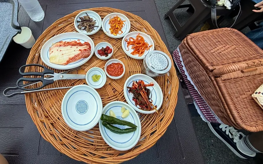 Side dishes served in a basket with grilled meat